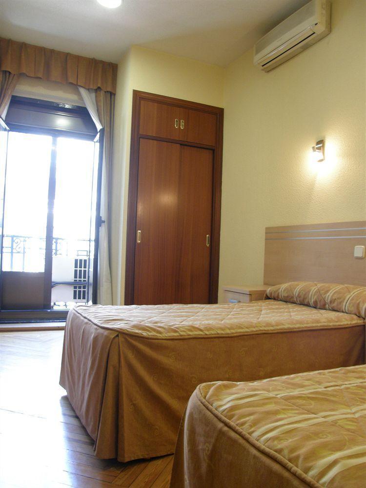 Hostal Avenida Madrid Exterior foto